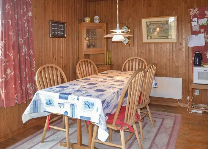 Three-bedroom In Feriehus *